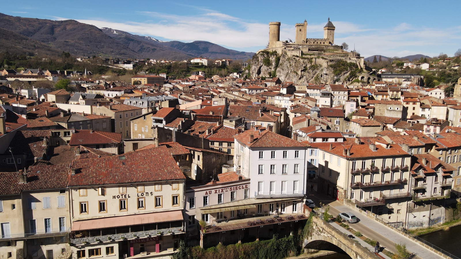 Vue de l'Hôtel Lons et du château de Foix