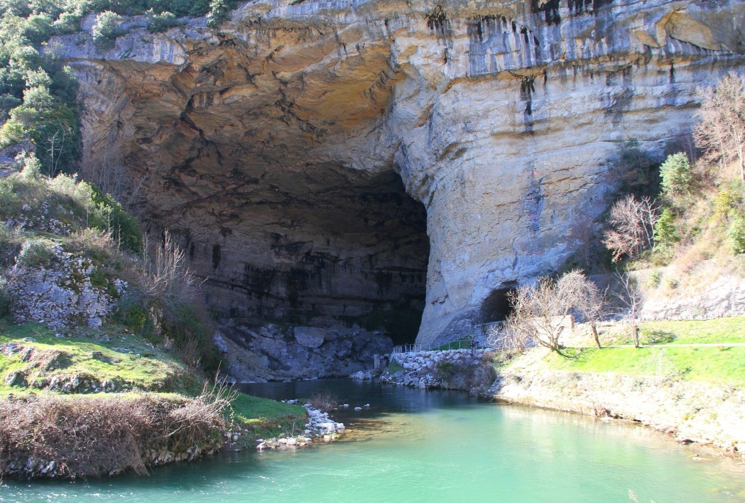 Grotte et rivière en Ariège