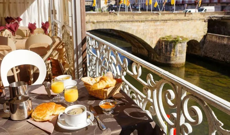 Petit-déjeuner servi près de l'Ariège